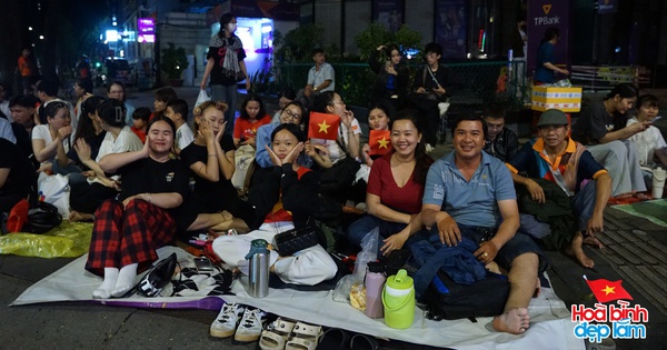 0h tại TP.HCM: Nhiều người "cắm trại" xuyên đêm, háo hức chờ xem tổng duyệt diễu binh, diễu hành sáng 27/4