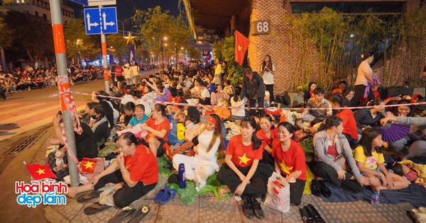 3h sáng ngày tổng duyệt: Nhiều tuyến đường trung tâm đã kín người, lác đác còn thấy sự tham gia của “khối nghỉ hè”