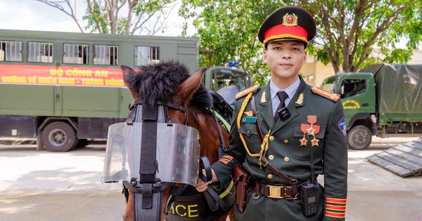 VIDEO: Câu chuyện về những chàng kỵ binh và “idol giới trẻ” Út Ngáo trước giờ diễu binh, diễu hành
