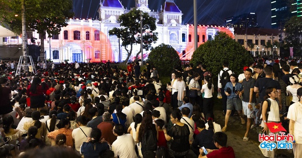 TP.HCM ngay lúc này: Phố đi bộ Nguyễn Huệ bắt đầu chật kín người đến vui chơi, ai chậm chân là hết chỗ!