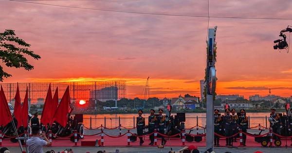 Thức xuyên đêm để chờ đón màn tổng duyệt ngày 27/4 và món quà siêu xịn dành cho "khối đoàn kết yêu nước" tại bến Bạch Đằng