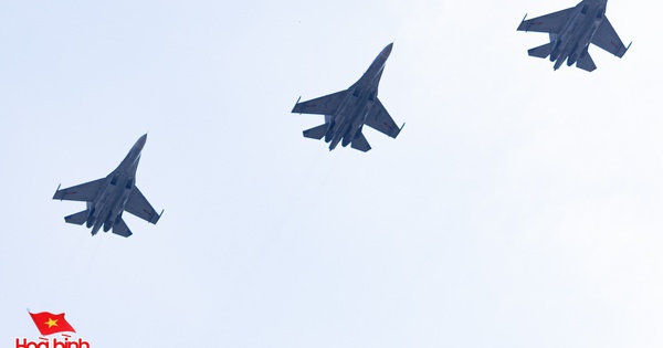 Cận cảnh trực thăng kéo cờ, "hổ mang chúa" SU-30MK2 thả bẫy nhiệt trên bầu trời TP.HCM khiến người dân hò reo không ngớt