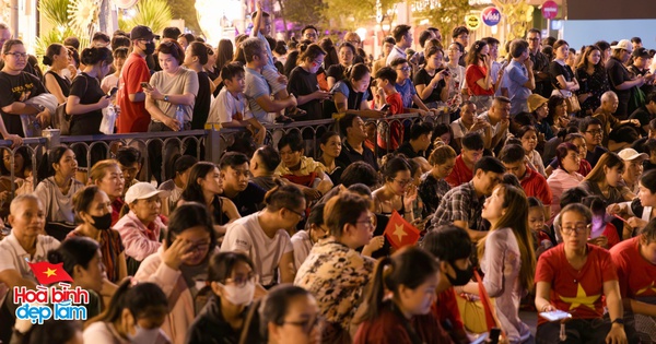 Ngay lúc này là những hình ảnh quen thuộc trước thềm 30/4: Người dân TP.HCM tiếp tục đổ về trung tâm, háo hức chờ xem pháo hoa