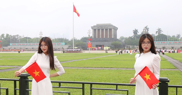 Dậy từ 4h để ghé thăm Lăng Bác trước ngày đại lễ 30/4: Tưởng là sớm, ai ngờ đã thấy "biển" người cũng đến cùng giờ!