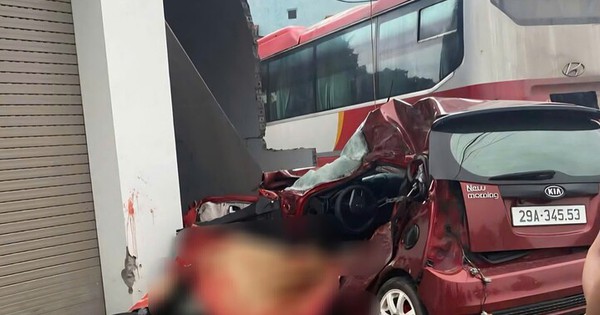 Xe khách tông liên hoàn rồi lao vào nhà dân, 1 người chết, nhiều người bị thương