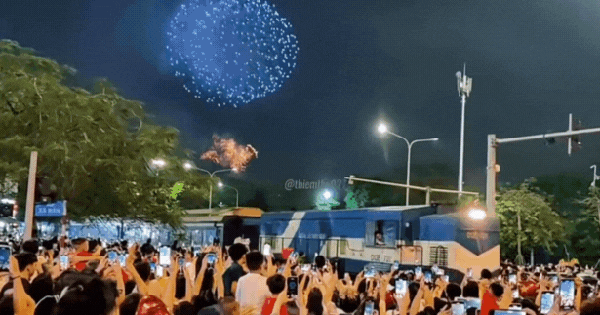 Đoàn tàu Thống Nhất lăn bánh qua đường Giải Phóng đúng lúc pháo hoa rực sáng bầu trời Thủ đô: 51 giây đẹp đến nao lòng của hoà bình