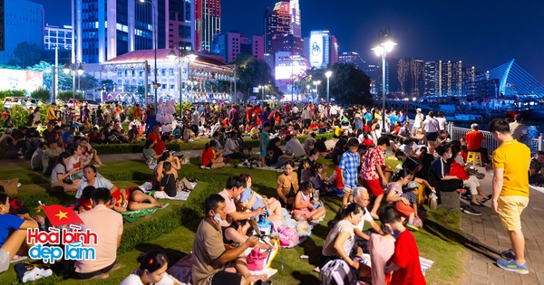 Hàng ngàn người dân đổ về bờ sông Sài Gòn chờ đợi xem tổng duyệt trình diễn 10.500 drone trên bầu trời