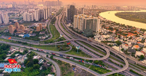 Chùm ảnh: Khi TP.HCM dịu dàng trong hoàng hôn tháng Tư và những khoảnh khắc thật đẹp của hòa bình!