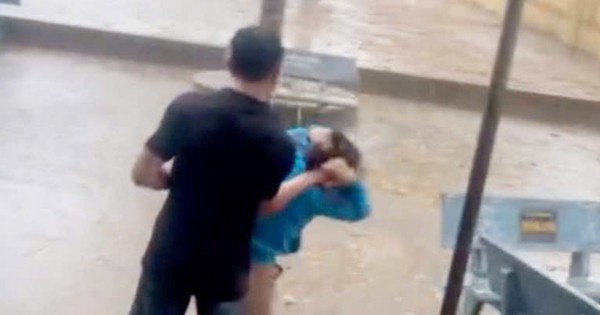 Phụ huynh xông vào trường đánh cô giáo, bắt đứng dưới mưa