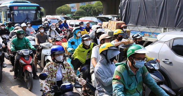Ngày làm việc cuối cùng: Người dân ùn ùn rời Hà Nội về quê nghỉ lễ, nhiều tuyến đường bắt đầu đông nghẹt