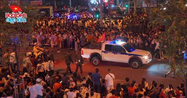 3h ngày 30/4: "Biển người" đổ về trung tâm TP.HCM chờ xem diễu binh, diễu hành; lực lượng chức năng bắt đầu ổn định trật tự