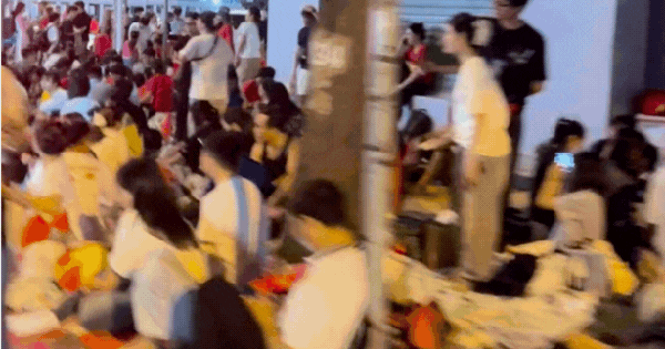 Gần 23h, dòng người liên tục đổ về trung tâm TP.HCM “cắm trại” chờ xem diễu binh, nhiều khu vực không thể di chuyển!