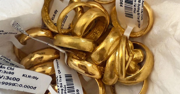 Dọn nhà tìm thấy 20 chiếc nhẫn vàng trong thùng rác, cô gái gọi điện hỏi thì mẹ nói câu ngỡ ngàng