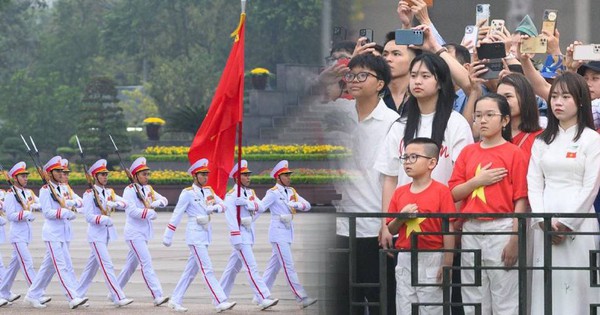 Lễ chào cờ xúc động tại Quảng trường Ba Đình sáng 30/4: “Hôm nay thật đặc biệt”