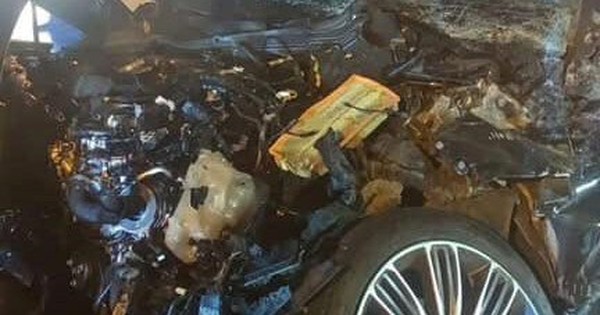 VIDEO: Xe sang Range Rover dập nát khi đấu đầu xe khách