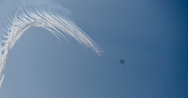 Cận cảnh loạt trực thăng kéo cờ bay qua vùng trời Dinh Độc Lập, tiêm kích Su-30KM2 thả bẫy nhiệt cực mãn nhãn