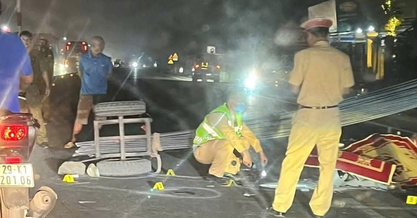 Va vào đuôi xe chở sắt thép tự chế, 2 người đi xe máy thương vong