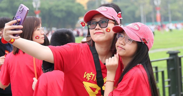 Tạm gác những chuyến du lịch xa, hàng trăm bậc phụ huynh đưa con về Lăng Bác trong ngày đại lễ 30/4