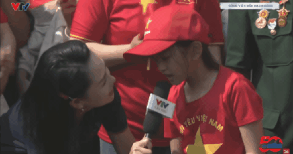 Nữ MC gây sốt vì hành động tinh tế khi phỏng vấn bé gái trong chương trình truyền hình trực tiếp diễu binh sáng 30/4