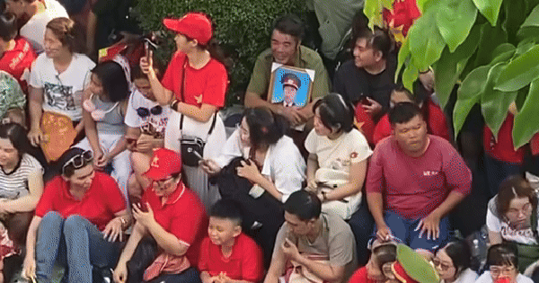 Hình ảnh xúc động giữa dòng người xem diễu binh hôm nay - Chỉ 5 giây nhưng cũng đủ làm chúng ta rơi nước mắt