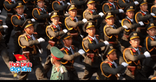 Đẹp sao cảnh tượng trùng trùng đoàn quân đi trong vòng tay nhân dân