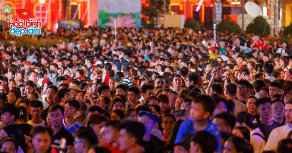 Ngay lúc này: Phố đi bộ Nguyễn Huệ chật kín người chờ xem pháo hoa đêm 30/4