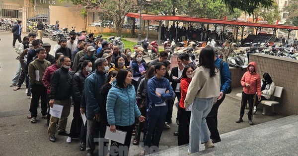 Hà Nội: Người dân xếp hàng làm thủ tục đất đai, cán bộ phải làm ngoài giờ