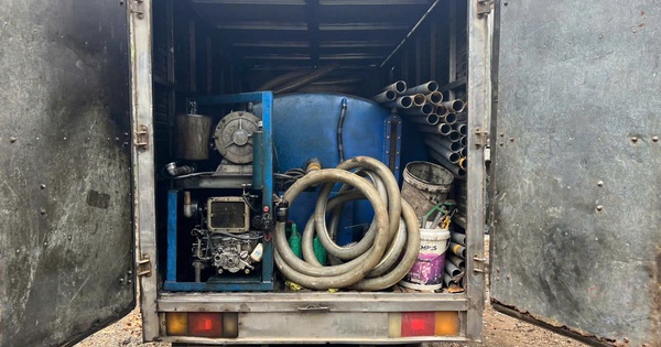 Kinh hãi xe hút bồn cầu vừa xong liền mang đổ ra sông