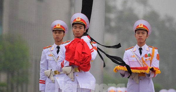 Treo cờ rủ Quốc tang đồng chí Khamtay Siphandone - Nguyên Chủ tịch nước CHDCND Lào