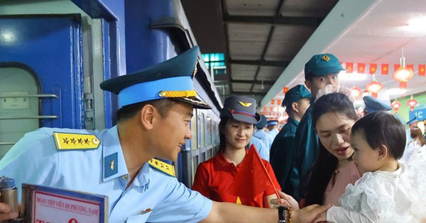 Hơn 1.000 bộ đội và dân quân tiếp tục vào miền Nam hợp luyện diễu binh