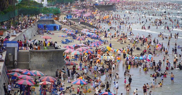 Hình ảnh bãi biển Vũng Tàu ken cứng du khách trong chiều 6-4