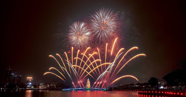 Ảnh: Rực rỡ màn trình diễn pháo hoa dịp Giỗ Tổ Hùng Vương