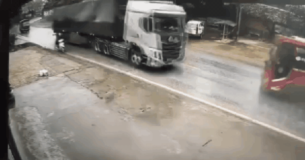 Kinh hoàng khoảnh khắc xe khách tông xe đầu kéo ở Tuyên Quang, 4 hành khách rơi khỏi xe: "Cảnh tượng rất thương tâm"