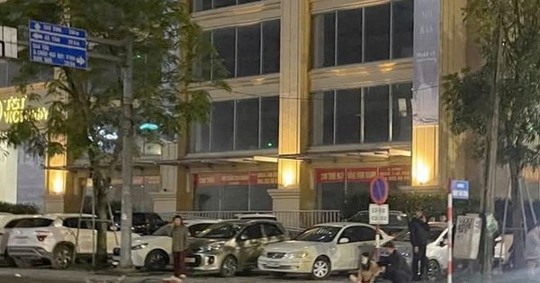 Đi xe máy cùng mẹ va chạm ô tô ngã xuống đường, cô gái trẻ bị cán tử vong