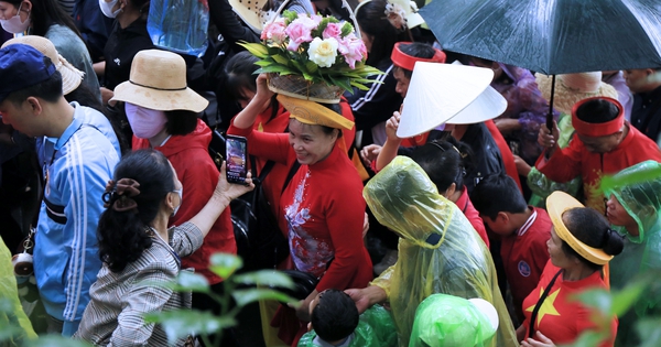 Ảnh: Hàng vạn du khách chen chân tới đền Hùng dâng hương mặc trời mưa, nhiều em nhỏ thích thú theo cha mẹ dự lễ