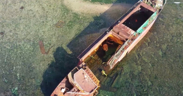 Cận cảnh ‘con tàu ma’ dài gần 80m mắc cạn ở Ninh Thuận