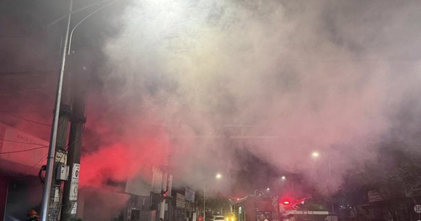 Hàng chục cảnh sát dập lửa "cứu" cửa hàng bách hoá trong đêm