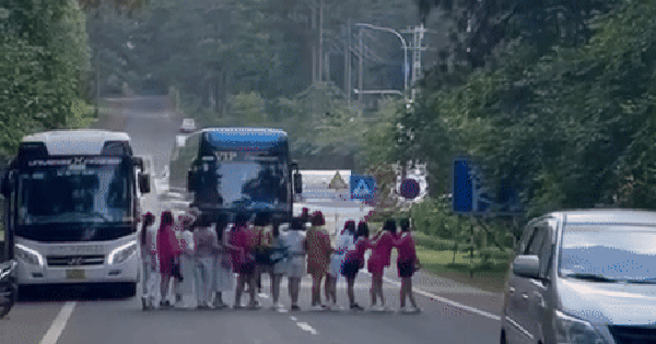 Nhóm 14 phụ nữ dàn hàng tạo dáng giữa đường: Người chụp ảnh lên tiếng bất ngờ