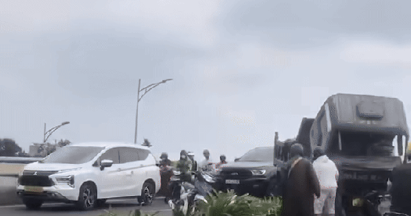 Xe tải mất thắng trên cầu vượt, tài xế nhanh trí đánh lái tránh tai nạn liên hoàn