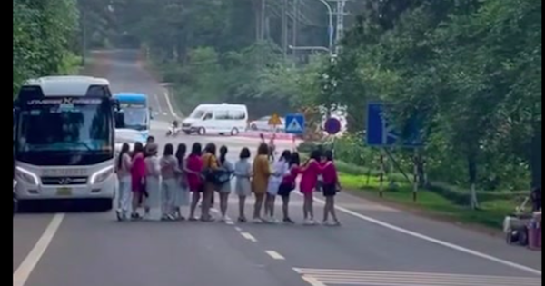 Góc độ pháp lý vụ 14 người phụ nữ dàn hàng ngang chụp ảnh giữa đường