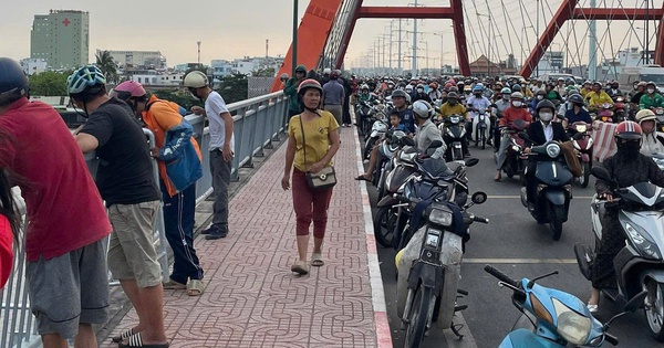 Thanh niên trèo qua lan can cầu Bình Lợi, nhảy xuống sông Sài Gòn