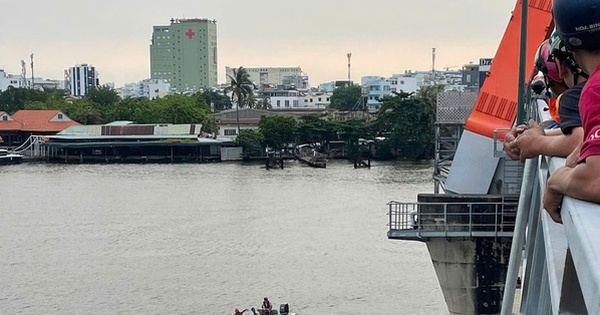 Tìm người nhảy cầu Bình Lợi, lại phát hiện thi thể trong tư thế treo cổ