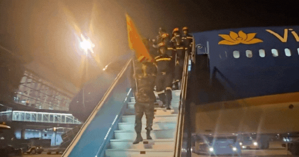 “Đi đủ – Về đủ”: Đoạn clip 110 chiến sĩ Việt Nam bước xuống máy bay khiến hàng triệu người xúc động