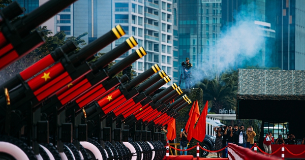 Cận cảnh buổi diễn tập bắn pháo tại Bến Bạch Đằng chào mừng ngày 30/4