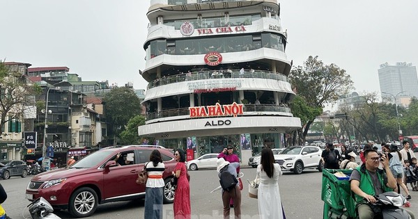 Nhiều phương tiện ô tô vẫn vi phạm "lệnh cấm" tại khu vực Hàm cá mập