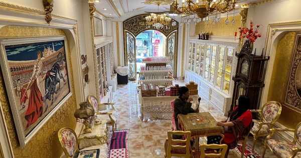 Ngôi nhà dát vàng dốc Bến Ngự có gì đặc biệt?