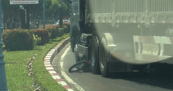 Chồng ôm thi thể vợ khóc ngất giữa đường