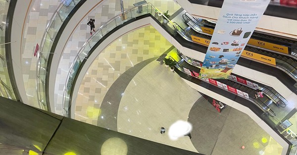 Vụ nam giới rơi lầu tại Vạn Hạnh Mall: Tìm thấy giấy tờ có ghi nhiều thông tin tại hiện trường