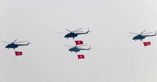 Trực thăng kéo cờ diễn tập cho lễ kỷ niệm 50 năm thống nhất đất nước