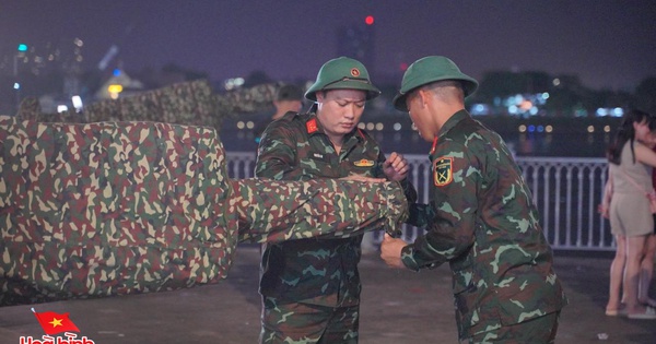 Chính thức thu dọn pháo lễ ở Bến Bạch Đằng: Người dân lưu luyến, tranh thủ check-in khoảnh khắc cuối cùng